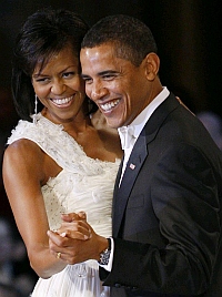 Após a posse diante do Capitólio, o casal presidencial Barack e Michelle Obama participou de dez bailes oficiais em Washington.  Foto: Reuters