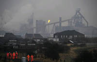 Extração de minério de ferro no norte da Inglaterra. A mineradora anglo-holandesa Corus também anunciou, nesta segunda-feira, a supressão de 3.500 postos de trabalho.   Foto : Reuters