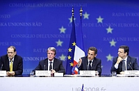 Da esquerda à direita : o chefe da diplomacia européia Javier Solana, o ministro francês das Relações Exteriores Bernard Kouchner, o presidente francês Nicolas Sarkozy, o presidente da Comissão Européia José Manuel Barroso.Foto: Reuters