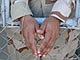 Submetidos a disciplina rígida, prisioneiros de Guantánamo têm de colocar as mãos nessa exata posição para serem algemados.  Foto: Donaig Ledu/RFI