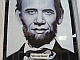 Cartaz associa a imagem de Barack Obama ao ex-presidente Abraham Lincoln, na vitrine de uma loja em Nova Orleans.   Foto: Maria Emilia Alencar/RFI