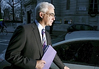 O ministro de Finanças britânico, Alistair Darling, disse que o plano foi desenhado para impulsionar o fluxo de crédito e evitar que a recessão se prolongue.  Foto: Reuters