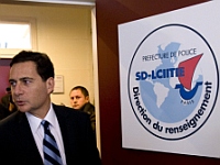 O ministro francês da Imigração, Eric Besson, assinou a nova circular na Secretaria de Segurança de Paris.  Foto: Reuters