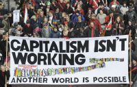 "O capitalismo não está funcionando", diz uma faixa durante manifestação em Londres neste sábado.Foto: Reuters