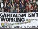 Faixa em manifestação contra a crise diz que "capitalismo não está funcionando".Foto: Reuters