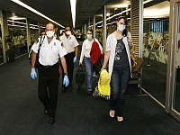 A população de diversos países está adotando o uso de máscaras.Foto: Reuters