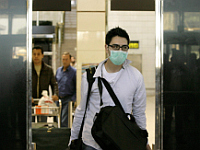 Um passageiro utilizando uma máscara chega ao aeroporto de Barcelona, em vôo proveniente do México.  Foto: Reuters