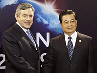 O presidente chinês, Hu Jintao, é recebido pelo anfitrião do evento, o primeiro-ministro britânico, Gordon Brown. Foto: Reuters