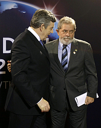 O presidente Lula é recebido pelo primeiro-ministro britânico, Gordon Brown, em Londres. Foto: Reuters