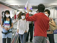 Passageiros que desembarcam no aeroporto internacional de Hong Kong devem preencher formulário, uma medida preventiva para controlar a doença.   Foto: Reuters