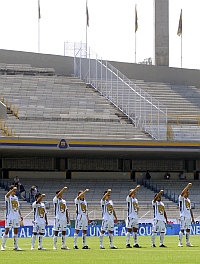 Jogadores do Pumas alinhados antes da partida contra o Chivas, diante do estádio vazio na Cidade do México Foto: Reuters