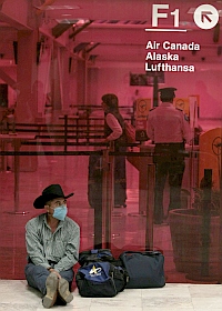Turista aguarda no aeroporto da capital mexicana voo para deixar o país.  Foto: Reuters