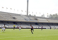 Jogadores do Chivas e Pumas disputaram uma partida no dia 26 de abril diante de arquibancadas vazias no estádio na capital mexicana. Foto: Reuters