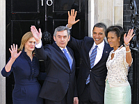 Gordon Brown recebe Barack Obama e&nbsp;a primeira-dama norte-americana Michelle Obama <em>(dr.), </em>acompanhado de sua esposa Sarah Brown <em>(esq.).</em>Foto: Reuters