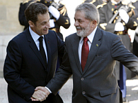Nicolas Sarkozy recebe Luiz Inacio Lula da Silva no Palácio do Eliseu, em Paris.Foto: Reuters
