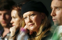 A diretora britânica, Andrea Arnold (2ª da dir. para esq.), durante entrevista coletiva em Cannes sobre seu filme "Fish Tank". Foto: Reuters