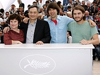 Da esquerda para a direita,  Emile Hirsch, o diretor Ang Lee, Demetri Martin e Imelda Staunton, de "Taking Woodstock".  Foto: Reuters