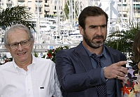 O diretor britânico, Ken Loach (à esq.,) durante sessão de fotos com o ex-jogador de futebol, Eric Cantona (à dir.). Foto: Reuters