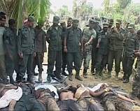 Militares do exército cingalês diante de corpos do grupo rebelde Tigres Tâmeis. Foto: Reuters