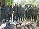 Militares do exército cingalês diante de corpos do grupo rebelde Tigres Tâmeis. Foto: Reuters/Derana TV