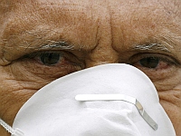 Homem fotografado com máscara na porta do Hospital Calderon Guardia, em San José, na Costa Rica.  Foto: Reuters