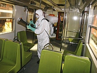 Agente aplica desinfetante contra o vírus influenza A H1N1 em vagão do metrô na Cidade do México.  Foto: Reuters
