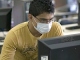 Estudante universitário mexicano retorna às aulas usando máscara para evitar contaminação pela gripe A.  Foto: Reuters