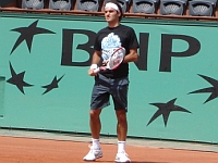 O suíço Roger Federer treina na quadra principal de Roland Garros onde já perdeu três finais. Foto: Elcio Ramalho/RFI