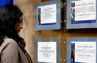 Uma jovem inglesa olha os anúncios de emprego numa agência em ManchesterFoto: Reuters