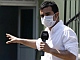 Jornalista turco utiliza máscara durante reportagem sobre primeiro caso de gripe suína no país.  Foto: Reuters