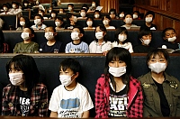 Alunos usam máscaras durante visita ao parlamento japonês, em Tóquio, evitar contaminação da gripe A.Foto: Reuters