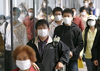 Passageiros usam máscara no aeroporto de Tóquio, no Japão. País confirma três casos de gripe A.Foto: Reuters