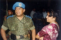 O líder do grupo rebelde,  Velupillaï Prabhakaran, ao lado de sua esposa, em foto não datada, encontrada por soldados na área do conflito.  Foto: Reuters/Ministério da Defesa Sri lanka