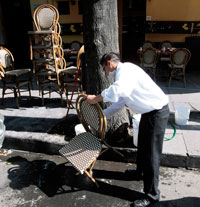 Trabalhador desinfesta cadeira antes de reabrir restaurante na Cidade do México.  Foto: Reuters
