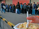 Distribuição de refeições no porto de Calais, no norte da França, para ilegais e candidatos a asilo. Foto: Reuters