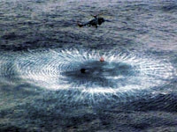 Um helicóptero das Forças Armadas Brasileiras procura os destroços do Airbus 330 no oceano Atlântico.Foto: Reuters