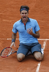 Roger Federer comemora sua vitória em Roland Garros, a primeira da carreira no saibro parisiense e o último Grand Slam que faltava na sua carreira. Foto: Reuters