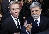 Os chanceleres francês, Bernard Kouchner (à esq.), e brasileiro, Celso Amorim, se encontraram recentemente no Rio do Janeiro na cerimônia de homenagem às vítimas do acidente. Foto: Reuters