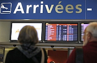 Passageiros observam o painel de chegadas no aeroporto Charles de Gaulle. Voo AF 447, da Air France, deveria ter pousado no final da manhã, em Paris.Fotos: Reuters