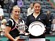 As duas tenistas na cerimônia de enterga dos prêmiso da final de Roland Garros  Foto: Reuters