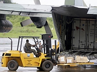 FAB transporta sacos para corpos em Fernando de Noronha.  Foto: Reuters