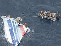 Peça do Airbus resgatada em alto-mar é considerada fundamental para as investigações sobre as causas do acidente.  Foto: FAB