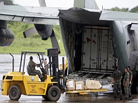 Essas caixas colocadas no bagageiro dos aviões da FAB (Força Aérea Brasileira) servirão para transportar restos mortais das vítimas se 
a área do acidente for localizada.
Foto: Reuters