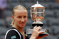 A russa Svetlana Kuznetsova exibe o troféu de campeã de Roland Garros.Foto: Reuters