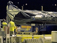 Caminhões com destroços do voo 447 deixam o porto de Paulliac em direção ao CEAT de Toulouse.  Foto: Reuters