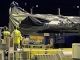 Agentes embarcam destroços do A330 em caminhões, no porto de Paulliac, no sudoeste da França.  Foto: Reuters