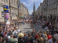 As ruas de Edimburgo transformam-se em palco para os artistas de rua.Foto: Divulgação