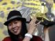 A cineasta chinesa Xiaolu Guo com o Leopardo de Ouro por seu filme "She".  Foto: Reuters