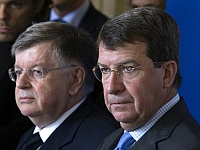 O ministro do Trabalho, Xavier Darcos (no primeiro plano), exigiu do presidente da France Télécom, Didier Lombard (à esquerda), mudanças na gestão dos recursos humanos na empresa.