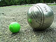 Na França o jogo é com bolas de aço que são lançadas e devem se aproximar da bolinha chamada de "cochonnet".Foto: wikipedia.org